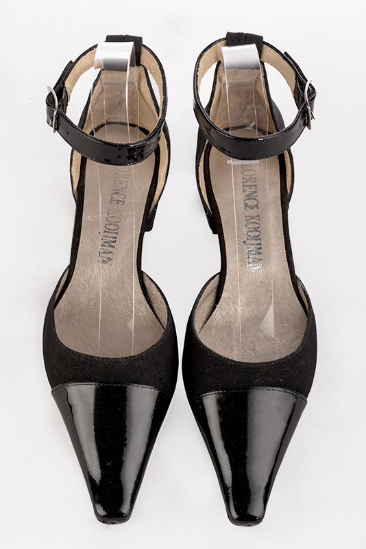 Chaussure cotes ouverts bride cheville noir brillant. Bout effile. Petit talon bottier